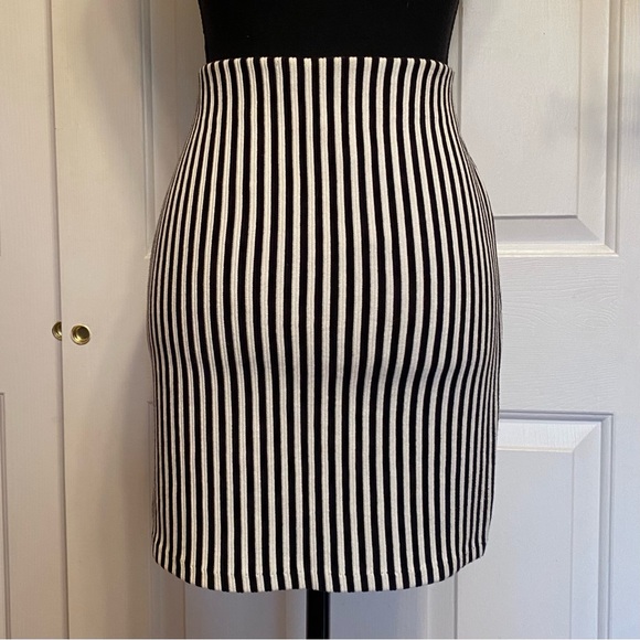 B&W Striped Bodycon Pencil Skirt - Picture 5 of 7